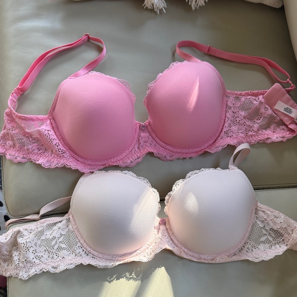 32DD Victoria’s Secret underwire bras with lace detail.